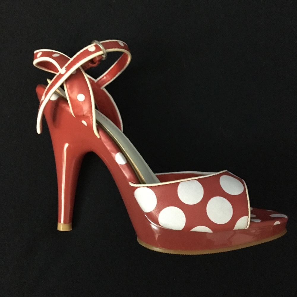 Fun red polka dot shoes! 💃🏻